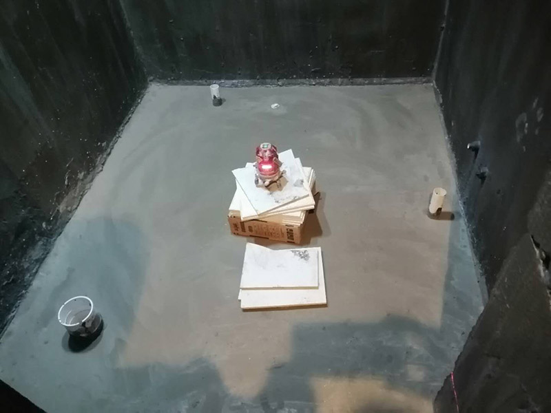 衛(wèi)生間拆除翻新：對洗浴用具首先進行拆卸，再拆除天花。根據(jù)施工隊的施工習慣，洗浴用具可以在所有墻面敲磚前統(tǒng)一拆除，也可以與敲磚穿插進行。在拆除洗浴用具時，需要事先與屋主溝通。如果洗浴用具需要保留使用，則拆卸時注意不能損壞洗浴用具。并不是所有洗浴用具都需要馬上拆卸，馬桶的拆卸是留到進行的，施工期間，可以用木板等材料保護馬桶，以防掉落物砸壞。