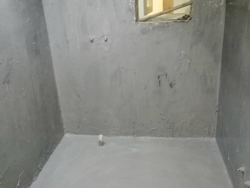 衛(wèi)生間拆除翻新：對洗浴用具首先進行拆卸，再拆除天花。根據(jù)施工隊的施工習慣，洗浴用具可以在所有墻面敲磚前統(tǒng)一拆除，也可以與敲磚穿插進行。在拆除洗浴用具時，需要事先與屋主溝通。如果洗浴用具需要保留使用，則拆卸時注意不能損壞洗浴用具。并不是所有洗浴用具都需要馬上拆卸，馬桶的拆卸是留到進行的，施工期間，可以用木板等材料保護馬桶，以防掉落物砸壞。
