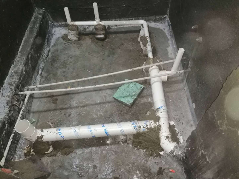 衛(wèi)生間拆除翻新：對洗浴用具首先進行拆卸，再拆除天花。根據(jù)施工隊的施工習慣，洗浴用具可以在所有墻面敲磚前統(tǒng)一拆除，也可以與敲磚穿插進行。在拆除洗浴用具時，需要事先與屋主溝通。如果洗浴用具需要保留使用，則拆卸時注意不能損壞洗浴用具。并不是所有洗浴用具都需要馬上拆卸，馬桶的拆卸是留到進行的，施工期間，可以用木板等材料保護馬桶，以防掉落物砸壞。