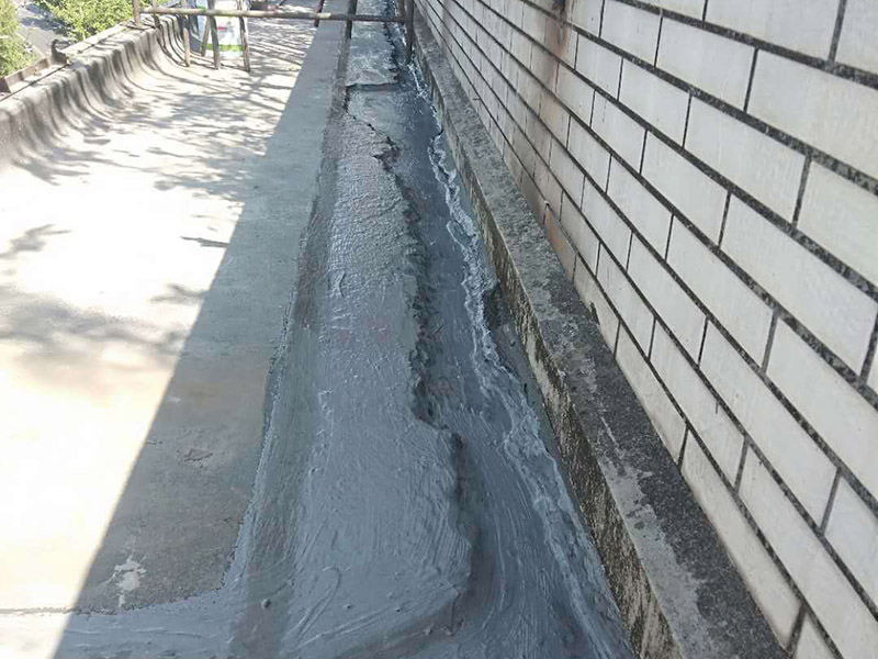 露臺防水維修：陽臺防水層由于暴露在大自然中，受到炎熱日光的暴曬，狂風的吹襲，雨雪的侵蝕，嚴寒酷暑的溫度折磨，沒有優良的性能和良好的保護措施，難以達到要求的耐久年限。所以應選擇抗拉強度高、延伸率大、耐老化好的防水材料。 在大雨天和臺風時，當雨量大于地漏的排水能力時，就有可能陽臺地面形成積水，當水量太大時，就有可能漫過推拉門的防水框從而進入室內。因此，在選擇陽臺地漏的時候，較好選擇排水量較大，排水順暢的地漏。 未封閉的陽臺遇到暴雨會大量進水，為避免雨水泛入室內，所以地面裝修時要考慮水平傾斜度，保證水能流向排水孔，不能讓水對著房間流。陽臺地面應低于室內樓層地面30——60毫米，向排水方向作平緩斜坡，外緣設擋水邊坎，將水導入雨水管排出。