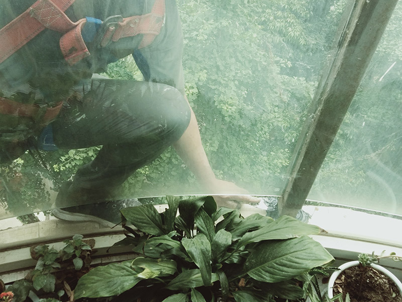 陽臺玻璃更換維修：1.首先我們將要處理的陽臺清理干凈,用水沖洗,自然曬干。 2.處理鋁合金鋼化玻璃框的灰塵,用抹布擦除即可。 3.安裝固定邊條。 4.固定邊條安裝好后,我們將鋁合金鋼化玻璃框擺放至固定邊條上。 5.用十字螺絲刀和自攻螺絲固定玻璃框。