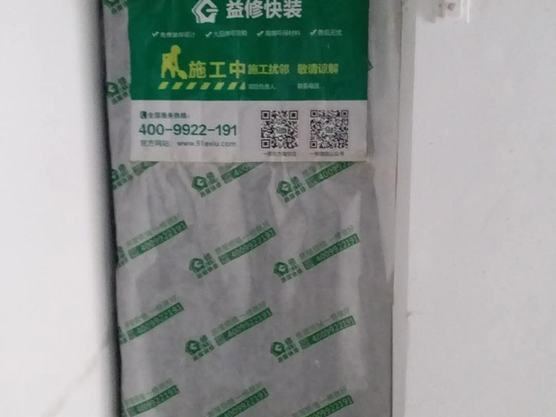 衛(wèi)生間貼瓷磚：首先進(jìn)行地面清掃，不打掃干凈會翹邊、空鼓的du;放水平線然后分塊;地面要濕潤進(jìn)行dao灑水;采用兩種砂漿，打砂漿的基層，一般要進(jìn)行干鋪;地磚是不是出現(xiàn)了空鼓是很重要的;還要在磚底涂抹上漿;鋪貼的時候要用橡皮錘敲擊，做拉縫、表面清理，對瓷磚進(jìn)行勾縫處理即可。最重要的是保護(hù)好成品，以防造成污染和損傷。