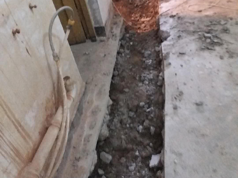 地面開槽建渣處理:1、開槽過程中，不允許出現在承重墻面橫向開槽大于100cm的現象，因為橫向開槽將破壞整樓的承重，使得抗震能力降低而且墻面容易開裂。如果是保溫墻的話，開很長的橫槽有可能會導致開槽上部的保溫層整體脫落。墻面開槽一般都應該是豎向垂直開槽。 　　2、預埋直徑1.6cm的線管墻體開槽的深度不得小于3cm，這樣封槽后刮膩子就不出現墻面不平整的現象了，也避免時間長了因封槽太淺導致墻漆開裂。 　　3、開槽過程中如遇線管90°彎時，應擴大開槽的位置，使線管能呈現出兩個45°彎，以便于施工過程中穿線和日后檢修。 　　4、線槽和線槽的距離不能小于100mm，同一條線槽內布線管數不建議超過6根。 　　5、天花吊燈位移位時，樓板頂面的開槽一定要注意鋼筋位置，打槽的深度約10mm，便于穿黃臘管后并綁膠布布線，嚴禁裸線布設。