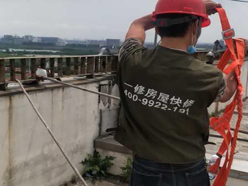 高空外墻防水：(1)窗框與墻體接縫防水密封，先后采用泡沫填縫劑和密封材料進行施工。泡沫填縫劑為單組份聚氨酯發泡填縫材料。密封材料為單組份密封填充防水密封膠。 (2)外墻預留伸縮縫防水密封，采用單組份密封填充防水密封膠 (3)外墻面洞和較大裂縫防水密封前用噴水槍等工具將待治理的外墻面、伸縮縫、窗框等部位清理干凈，使施工的外墻面及縫、孔、洞部位達到無油、無塵土、無水泥松散顆粒等雜物。   待其干燥后，將孔、洞、縫用防水密封材料嵌填密實，并達到與原顏色一致，再用快速堵漏靈和透明防水膠膜進行精心施工。