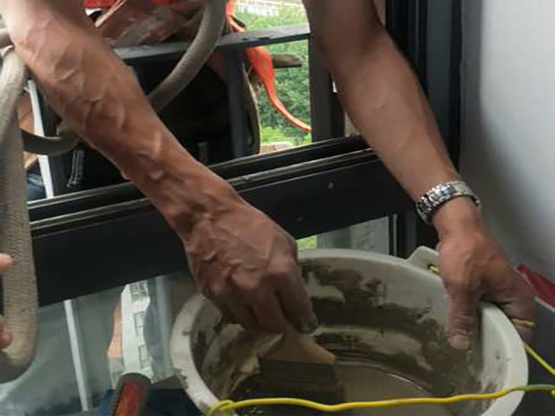 高空外墻防水：(1)窗框與墻體接縫防水密封，先后采用泡沫填縫劑和密封材料進行施工。泡沫填縫劑為單組份聚氨酯發泡填縫材料。密封材料為單組份密封填充防水密封膠。 (2)外墻預留伸縮縫防水密封，采用單組份密封填充防水密封膠 (3)外墻面洞和較大裂縫防水密封前用噴水槍等工具將待治理的外墻面、伸縮縫、窗框等部位清理干凈，使施工的外墻面及縫、孔、洞部位達到無油、無塵土、無水泥松散顆粒等雜物。   待其干燥后，將孔、洞、縫用防水密封材料嵌填密實，并達到與原顏色一致，再用快速堵漏靈和透明防水膠膜進行精心施工。