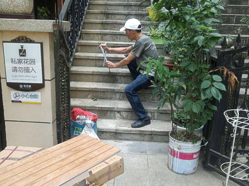 戶外樓梯加花壇：用測(cè)量?jī)x器把花壇群中主花壇中心點(diǎn)坐標(biāo)測(cè)量到地面上，再把縱橫中軸線上的其他中心點(diǎn)的坐標(biāo)測(cè)設(shè)下來(lái)，將各中心點(diǎn)連線，即在地面上放出花壇群的縱橫軸線。放線完成后，應(yīng)沿著已有的花壇邊線開挖邊緣石基槽。基槽的開挖寬度應(yīng)比邊緣石基礎(chǔ)寬10厘米左右，深度可在12～20厘米之間。槽底土面要整平、夯實(shí)，有松軟處要進(jìn)行加固，不得留下不均勻沉降的隱患。在砌基礎(chǔ)之前，槽底還應(yīng)做一個(gè)3～5厘米厚的粗砂墊層，用于基礎(chǔ)施工找平。