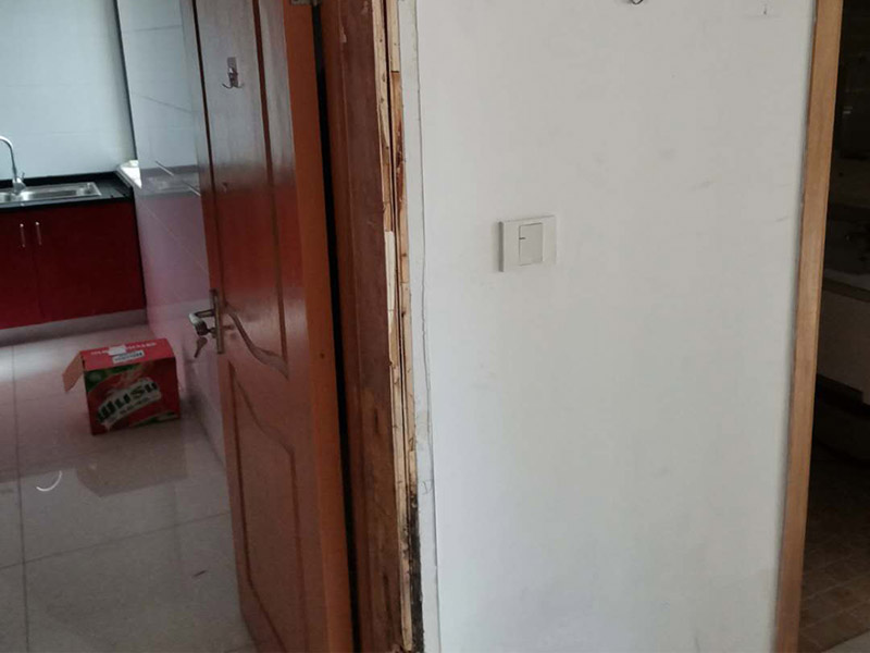 臥室門框維修：1.漆面表面劃傷用bai一只顏色與家具相同的普du通的繪圖用蠟筆，在劃痕zhi上劃一劃，使其與周邊漆面dao高度相同，再薄薄地涂上一層透明的清漆就可以了；2.油漆剝落修復，清漆家具表面小塊油漆剝落后可取同色廣告顏料涂補，再用清漆涂在表面，即完好如初3.裂縫填補用油灰和顏料拌勻后嵌入堵平，但要注意顏料要和原油灰的顏料、原油漆色彩一致，以防留下疤跡