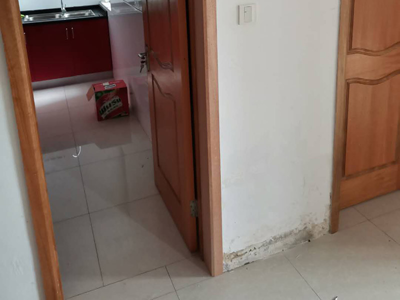 臥室門框維修：1.漆面表面劃傷用bai一只顏色與家具相同的普du通的繪圖用蠟筆，在劃痕zhi上劃一劃，使其與周邊漆面dao高度相同，再薄薄地涂上一層透明的清漆就可以了；2.油漆剝落修復，清漆家具表面小塊油漆剝落后可取同色廣告顏料涂補，再用清漆涂在表面，即完好如初3.裂縫填補用油灰和顏料拌勻后嵌入堵平，但要注意顏料要和原油灰的顏料、原油漆色彩一致，以防留下疤跡