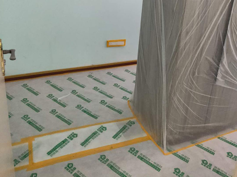 家具地面成品保護：1、墻地面瓷磚，在鋪貼未干固的情況下，不要急于勾縫，以免人為的造成瓷磚松動、高低不平，影響施工效果。 2、地面瓷磚干固前，不要在上面走動、堆放雜物，以免造成瓷磚松動、高低不平。 3、地面瓷磚鋪貼完后，使用成品保護膜覆蓋磚面。 既可以防止裝修時的沙子磨傷地面，同時也能有效的防止油漆涂料等有色液體滴落磚面，造成地面污染。