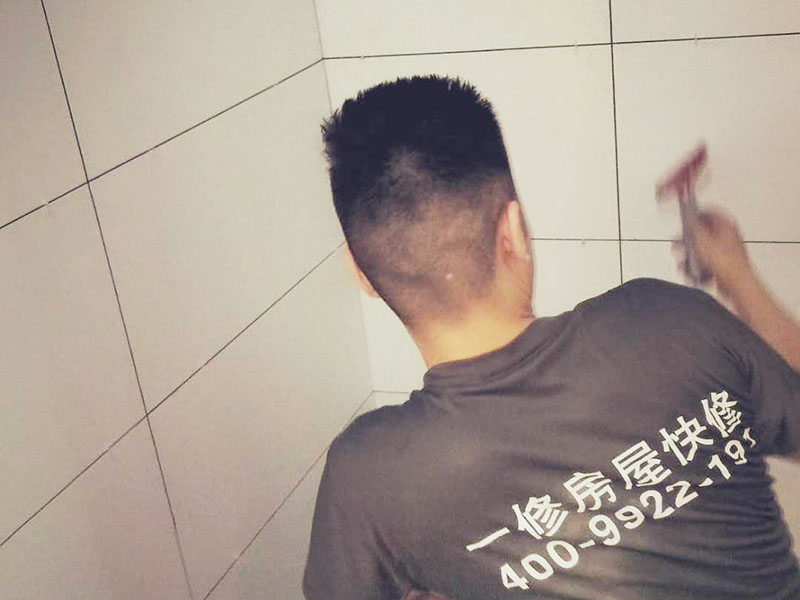 衛(wèi)生間貼磚裝修：衛(wèi)生間墻磚的規(guī)格一定要與鋪貼面積協(xié)調(diào)衛(wèi)生間墻磚的規(guī)格不宜過大,規(guī)格過大的墻磚會給人一種不協(xié)調(diào)的感覺,而小尺寸的墻磚裝飾效果則更好,在一定程度上可以增加衛(wèi)生間的空間感。 在進(jìn)行衛(wèi)生間墻磚鋪貼之前一定要做好排磚方案鋪貼前一定要做排磚方案,盡量不要出現(xiàn)小于墻磚三分之一的窄列。確須切割,瓷磚經(jīng)過切割后以剩下大于三分之二的為宜。 了解水電布線走向在鋪貼之前一定要記住墻面水管電線的走向,最好將電路、水路的走線圖保存好。而且一定要進(jìn)行一次閉水、閉電實(shí)驗,以免出現(xiàn)漏水、漏電的情況。