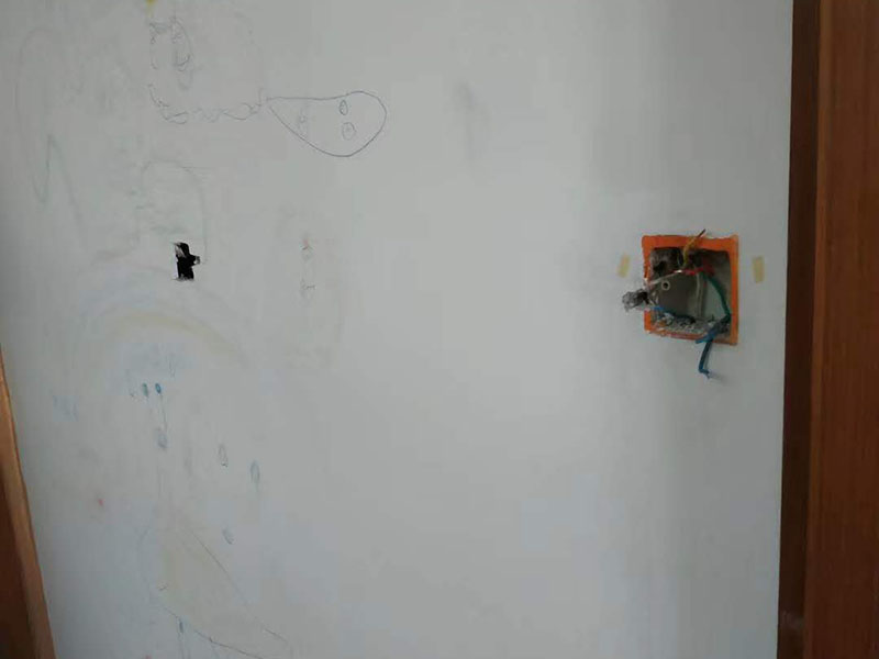 電路燈具安裝：不同類別的燈具，不同場所的其安裝方法可以有著萬千差別的。但總結起來大的安裝燈具的流程可以歸納為：1，首先對需要安裝燈具的場所作照明需求設計-包括照度需求的設計，燈具類別的選用確定，照明電路規劃設計等； 2.做好設計后便是照明電路鋪設（包括布燈點位及其開關控制位置和方式的確定）這個過程可能需要與其它工程工序相配合進行的，而且必須注意的是暫時不要讓線路接通電源，慎防意外 3.接下來就是開關制合的安裝，燈具的固定安裝后，一一反復檢查電路燈具安裝的正確，確保正確后再一個一個地試通電驗證調試，確保與設計要求相符合