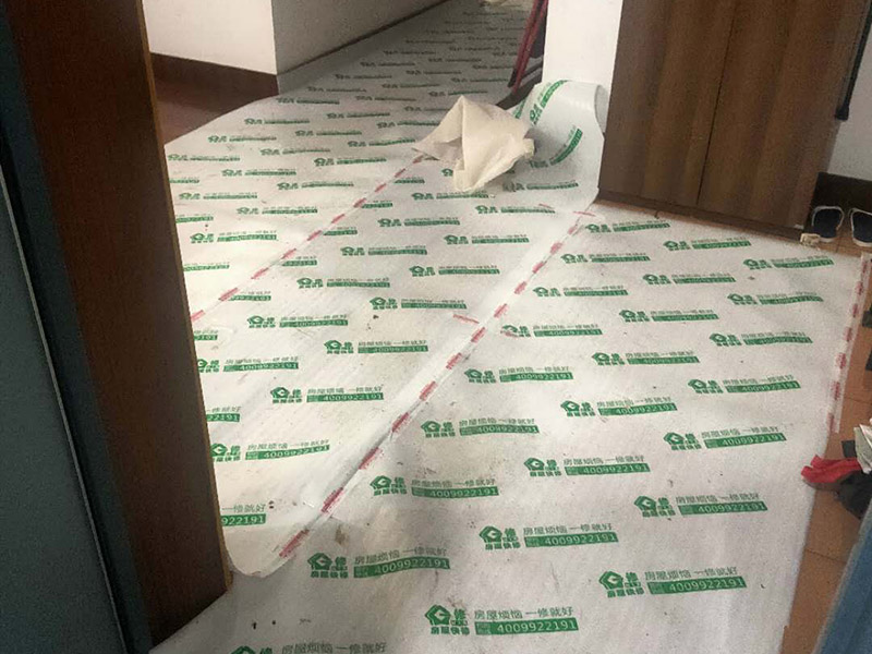 廁所重新裝修：老房衛生間改造水電路改造很重要，會直接影響日后的生活使用，所以在改造過程中需要嚴防死守。避水測試，檢測防水層是否良好。一般衛浴間的防水層為1.8米，其他墻面防水層高度為1米，地面防水返高30厘米。 當然，如果老房衛生間改造時沒有進行水路改造的情況下，也是需要進行檢查防水層是否完好的操作流程。老房衛生間改造中隨意鉆孔開槽都會造成防水層的損壞，因此，老房衛生間改造進行拆除磚墻的裝修流程后，應當重新進行避水試驗，保證原來存有的防水系統不會出現任何問題。