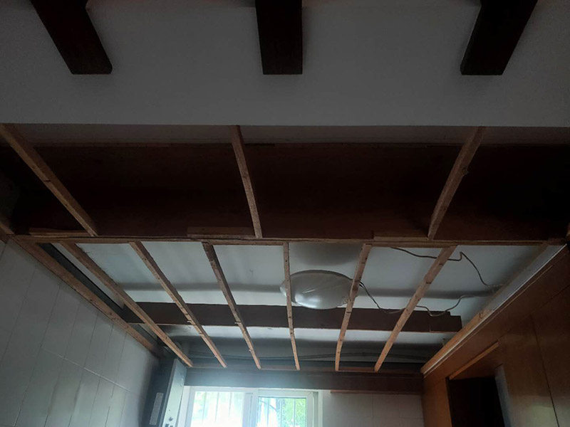 廁所重新裝修：老房衛生間改造水電路改造很重要，會直接影響日后的生活使用，所以在改造過程中需要嚴防死守。避水測試，檢測防水層是否良好。一般衛浴間的防水層為1.8米，其他墻面防水層高度為1米，地面防水返高30厘米。 當然，如果老房衛生間改造時沒有進行水路改造的情況下，也是需要進行檢查防水層是否完好的操作流程。老房衛生間改造中隨意鉆孔開槽都會造成防水層的損壞，因此，老房衛生間改造進行拆除磚墻的裝修流程后，應當重新進行避水試驗，保證原來存有的防水系統不會出現任何問題。