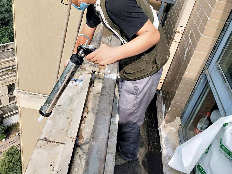 陽臺外墻瓷磚修補：檢查瓷磚有無大面積的瓷磚起殼、疏松和剝落現象，若有應先進行修補；然后確保基層表面應無明水、浮渣和雜物。對于瓷磚縫中的2~3毫米的細小縫隙或明顯的凹槽，可以先用瓷磚填縫劑進行填補處理。配制涂料時，可以將粉料組分的量適當提高一些，以提高與基層的粘結力和便于操作。施工用涂料應隨配隨用。嵌縫要盡量均勻，瓷磚粘結劑與基層之間不能有氣泡，以求粘結嚴實。