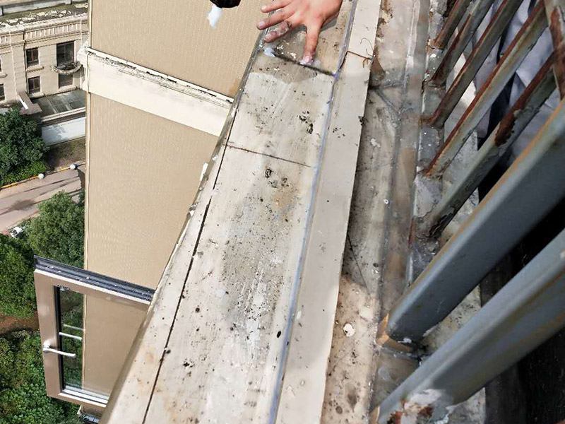 陽臺外墻瓷磚修補：檢查瓷磚有無大面積的瓷磚起殼、疏松和剝落現象，若有應先進行修補；然后確?；鶎颖砻鎽獰o明水、浮渣和雜物。對于瓷磚縫中的2~3毫米的細小縫隙或明顯的凹槽，可以先用瓷磚填縫劑進行填補處理。配制涂料時，可以將粉料組分的量適當提高一些，以提高與基層的粘結力和便于操作。施工用涂料應隨配隨用。嵌縫要盡量均勻，瓷磚粘結劑與基層之間不能有氣泡，以求粘結嚴實。