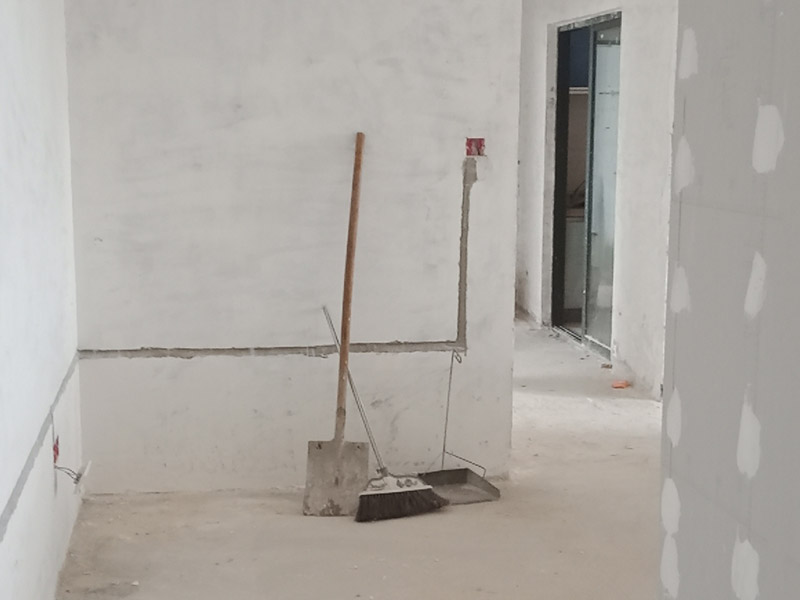 老房子改造裝修:舊墻面在翻新前一定要做墻面基底處理，粉化嚴(yán)重的要全部鏟除，鏟除后抹上一層白水泥，原來墻面過于光滑、刷過油漆的鏟除后還要做打磨處理，把粘結(jié)不牢的表皮去掉，便于新涂料和墻體粘結(jié)。 墻面底漆的作用是抗堿防潮、封固基材、保護面漆，提高面漆的質(zhì)感和遮蓋力，對于老房翻新，墻面一定要做底漆，如果沒有刷底漆就直接上面漆的話，時間一長墻面容易起泡、發(fā)霉，太陽照曬時間長了也容易變色。 已經(jīng)上好面漆的墻面要修補會比較麻煩，容易產(chǎn)生色差，材料的使用時間不同，質(zhì)量也難以保證，很難達(dá)到理想效果。 所以墻面的修補最好是整塊墻面，或是盡可能地選擇較大面積進行修補，這樣可以盡量避免產(chǎn)生色差，修補后的質(zhì)量也更好。