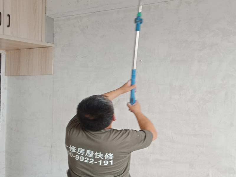 老房子改造裝修:舊墻面在翻新前一定要做墻面基底處理，粉化嚴(yán)重的要全部鏟除，鏟除后抹上一層白水泥，原來墻面過于光滑、刷過油漆的鏟除后還要做打磨處理，把粘結(jié)不牢的表皮去掉，便于新涂料和墻體粘結(jié)。 墻面底漆的作用是抗堿防潮、封固基材、保護面漆，提高面漆的質(zhì)感和遮蓋力，對于老房翻新，墻面一定要做底漆，如果沒有刷底漆就直接上面漆的話，時間一長墻面容易起泡、發(fā)霉，太陽照曬時間長了也容易變色。 已經(jīng)上好面漆的墻面要修補會比較麻煩，容易產(chǎn)生色差，材料的使用時間不同，質(zhì)量也難以保證，很難達(dá)到理想效果。 所以墻面的修補最好是整塊墻面，或是盡可能地選擇較大面積進行修補，這樣可以盡量避免產(chǎn)生色差，修補后的質(zhì)量也更好。