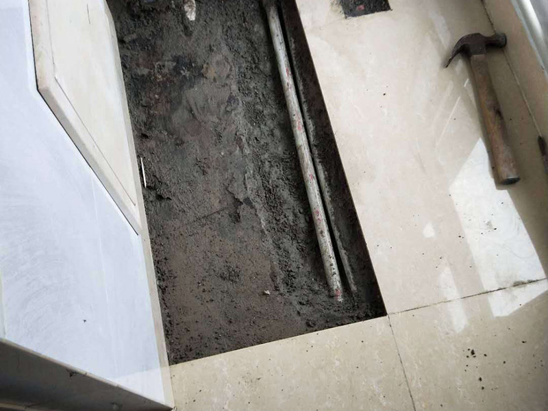 暗管維修瓷磚修復：暗水管漏水要找到漏水點并不是一件容易的事。由于是墻體里水管漏水，有時候墻面基層或者貼有瓷磚的墻面防水性較好，暗水管漏水可能會隨著管壁洇到其他地方，所以有時候我們看到的墻面被浸濕的地方，并不一定百分之百就是暗水管漏水的地方。 找到墻體里水管漏水的漏水點之后，就需要對漏水的管道進行更換維修。首先需要將暗水管漏水點的墻面開鑿，開鑿時注意對家具地板進行成品保護。開鑿之后找到管道漏水的地方，將管道上開鑿的粉塵清理干凈。 將損壞管道割斷，注意然后用接口套住，將備換的新管對準接口口子，注意要對直。然后用熱熔器對新管道進行熱熔連接。連接好之后注意使用防水膠對管道及管槽進行防水處理。