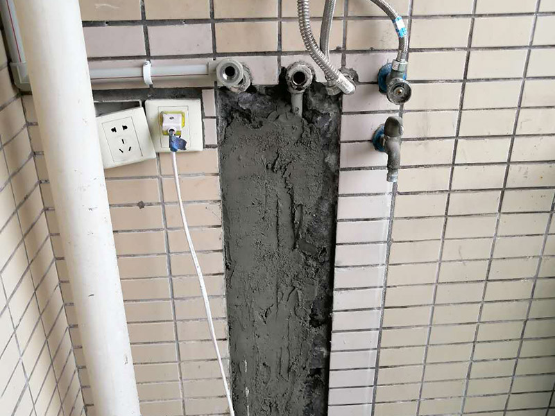 熱水管更換修復：先斷電后取下機殼右端維修蓋,并用手機拍照保存連接線的接線方法。用鉗子等工具拔掉電路的高溫連接線。用扳手取下發熱管蓋板的五顆螺帽后逆時針旋轉蓋子即可取下發熱管。將新的發熱管**密封圈。裝回螺絲的時候要對角固定，否則安裝不平造成漏水。注意：發熱管折彎一端必須朝向水嘴一方，不然會造成熱水量不足。