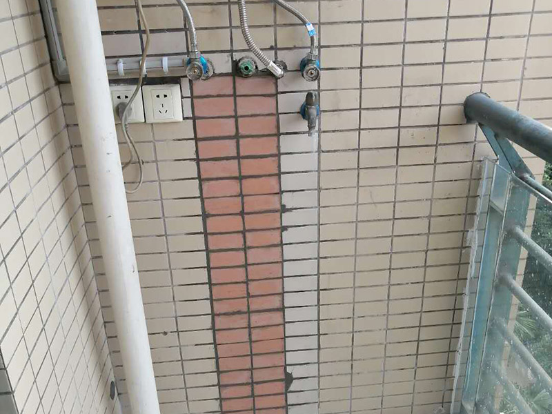 熱水管更換修復：先斷電后取下機殼右端維修蓋,并用手機拍照保存連接線的接線方法。用鉗子等工具拔掉電路的高溫連接線。用扳手取下發熱管蓋板的五顆螺帽后逆時針旋轉蓋子即可取下發熱管。將新的發熱管**密封圈。裝回螺絲的時候要對角固定，否則安裝不平造成漏水。注意：發熱管折彎一端必須朝向水嘴一方，不然會造成熱水量不足。