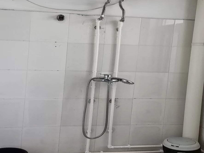 衛生間水管更換：安裝PP-R管道最好找專業公司，不管你的裝修多么豪華高檔，如果你在這方面不舍得用錢就不劃算了。往往管道的暴裂或者堵塞，都會造成水管本身價格數十倍、數百倍甚至不可估量的后果。 選擇一種健康環保合資格的給水管材。目前大多住宅裝修的水管主要分為：UPVC管、PPR管、襯PVC鍍鋅鋼管、鋁塑管、銅管和不銹鋼管幾類。 安裝后一定要進行增壓測試。增壓測試一般是在1.5倍水壓的情況下進行,在測試中應沒有漏水現象。 選擇給水管道的敷設方式。管道的敷設分為明裝和暗裝，但哪種安裝方式更適合室內給水管道的敷設呢?明裝是管道在室內沿墻、梁、柱、天花板下、地板旁外露敷設，其優點是造價低、施工安裝和維護修理均方便。缺點是由于管道表面積灰、產生凝水等，影響環境衛生。暗裝是管道在房內的地面、吊頂下或在管井、管槽、管溝中隱蔽敷設,暗裝的優點是衛生條件較好、美觀。缺點是工程投資費用高，施工和維修均不方便。由于它是隱蔽工程，如果選用的飲用水管或施工出現問題而導致漏水，那后果較為嚴重，全新裝修可能毀于一旦。 