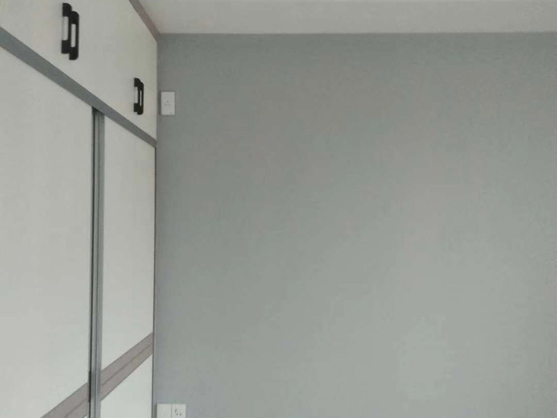 墻面乳膠漆翻新：1、使用吸塵器進(jìn)行除塵工序，利用吸塵器的毛刷充分摩擦被清潔表面，去除灰塵。 2、對(duì)于局部污染或是有油漬的地方，需要使用聚氨酯稀釋劑來(lái)清洗。 3、局部有霉藻的部位，需要使用防霉溶液清洗，晾干或噴濕后鏟除。 4、對(duì)于已經(jīng)剝落或是破損的地方，先將破損部位松動(dòng)的部分打磨掉，清理干凈，再使用柔性膩?zhàn)舆M(jìn)行修補(bǔ)。待表面修補(bǔ)平整后，再涂裝底漆。 5、先將破損、松動(dòng)的部分清理干凈，使用柔性膩?zhàn)舆M(jìn)行修補(bǔ)，表面修補(bǔ)平整后涂裝805膠水。 6、在涂刷膠水的基層上滿刮膩?zhàn)痈唷?7、涂刷底漆，要均勻涂刷一遍，要求無(wú)露底、流墜現(xiàn)象。 8、 涂刷面漆， 均勻涂刷兩遍，待靠前遍干燥后涂刷第二遍，要求無(wú)露底、流墜。