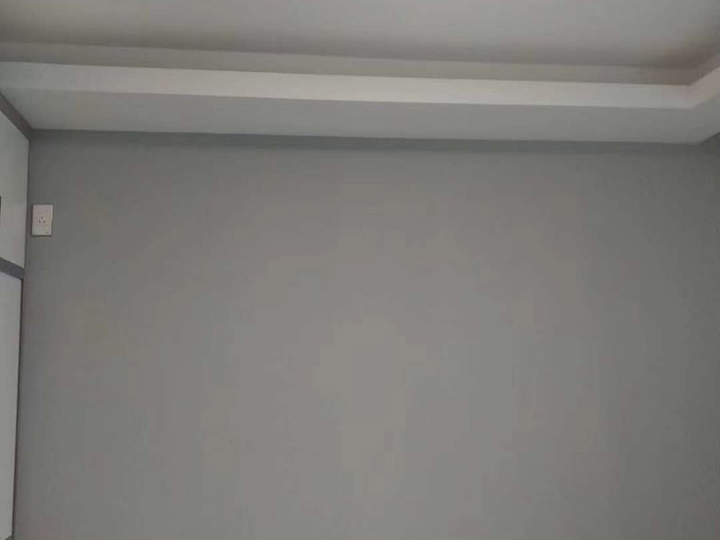 墻面乳膠漆翻新：1、使用吸塵器進(jìn)行除塵工序，利用吸塵器的毛刷充分摩擦被清潔表面，去除灰塵。 2、對(duì)于局部污染或是有油漬的地方，需要使用聚氨酯稀釋劑來(lái)清洗。 3、局部有霉藻的部位，需要使用防霉溶液清洗，晾干或噴濕后鏟除。 4、對(duì)于已經(jīng)剝落或是破損的地方，先將破損部位松動(dòng)的部分打磨掉，清理干凈，再使用柔性膩?zhàn)舆M(jìn)行修補(bǔ)。待表面修補(bǔ)平整后，再涂裝底漆。 5、先將破損、松動(dòng)的部分清理干凈，使用柔性膩?zhàn)舆M(jìn)行修補(bǔ)，表面修補(bǔ)平整后涂裝805膠水。 6、在涂刷膠水的基層上滿刮膩?zhàn)痈唷?7、涂刷底漆，要均勻涂刷一遍，要求無(wú)露底、流墜現(xiàn)象。 8、 涂刷面漆， 均勻涂刷兩遍，待靠前遍干燥后涂刷第二遍，要求無(wú)露底、流墜。