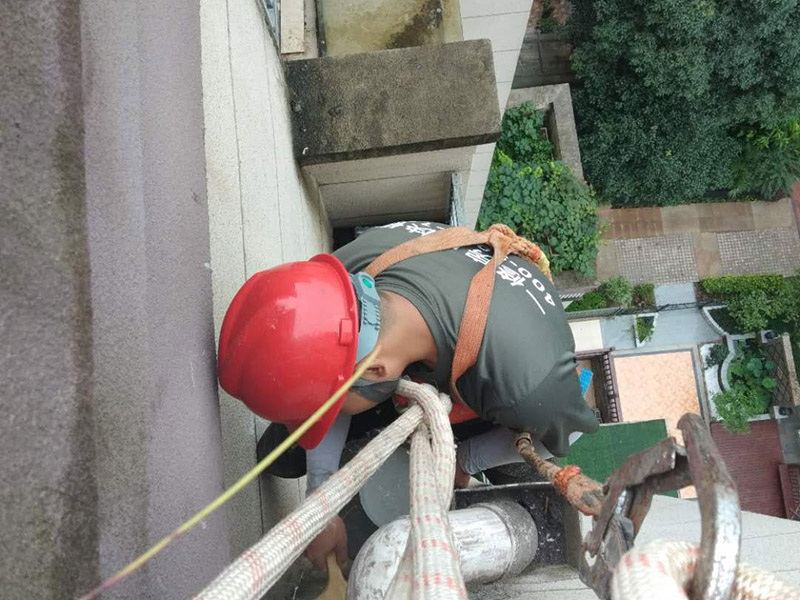 高空外墻防水涂刷：清理墻面基層，新舊面層務必處理干凈，不得有雜物和灰塵，以免影響粘結強度，涂刷防水涂料時基層應干燥。基層清理工序完成之后，接下來，清理死角，也就是所謂的陰陽角、施工縫、伸縮縫等比較重要的部位進行處理，尤其注意的是泄水孔要加強處理，需要涂刷2-3遍防水底層涂料。