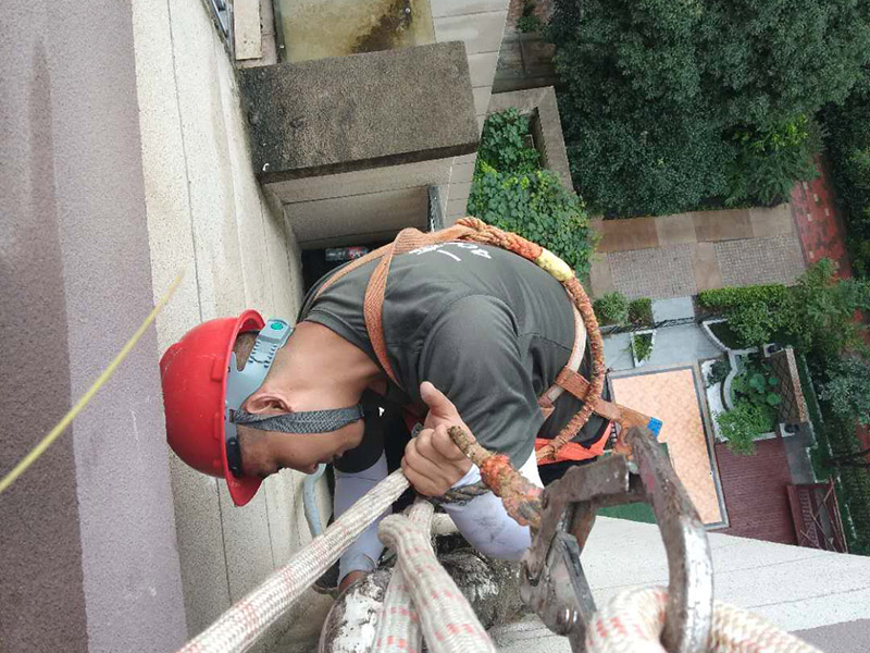高空外墻防水涂刷：清理墻面基層，新舊面層務必處理干凈，不得有雜物和灰塵，以免影響粘結強度，涂刷防水涂料時基層應干燥。基層清理工序完成之后，接下來，清理死角，也就是所謂的陰陽角、施工縫、伸縮縫等比較重要的部位進行處理，尤其注意的是泄水孔要加強處理，需要涂刷2-3遍防水底層涂料。