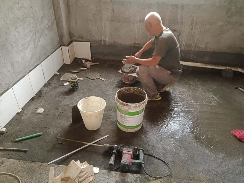 衛生間貼磚:一是墻磚應從下向上鋪貼,且一面墻不能一次貼到頂,接縫一般為1~3毫米; 二是鋪貼前要先處理墻面的平整,處理裂縫; 三是粘結材料的涂抹要中間稍高于四周,用橡膠錘敲擊表面以固定,這樣一來可以避免空氣積存于粘結層中。 瓷磚上墻將經過預先清潔的瓷磚平整地鋪貼在粘結劑漿料基層上，使用橡膠錘將瓷磚拍實鋪平。施工過程中，可小幅度轉動瓷磚，使漿料與瓷磚背面充分接觸。專家建議在鋪貼時，隨機取下已鋪貼于基層上的瓷磚作檢查。確保漿料與瓷磚背面的充分接觸。