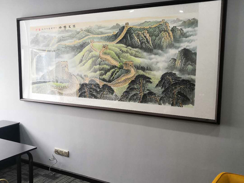 掛畫安裝服務(wù):釘子固定,這是最簡單的一種安裝方法，但是會對墻面造成一定的破壞，使用這種方法之前，一定要考慮好確定的位置，不要輕易改動。 掛鉤固定,用專門掛畫用的掛鉤，不同的規(guī)格分別承受不同的重量，最大可承受20斤。掛鉤上有非常堅硬細小的鋼針，適合堅硬的墻面，不會把墻釘出裂痕，同時方便更換畫，不會影響整體的美觀。 吊放,從頂面上垂下吊線或有裝飾性的繩、鏈等，將畫吊起，同時吊一幅或多幅均可，也可以用釘釘在天花板腳線，然后用魚絲按自己要求的高度把畫掛上去。