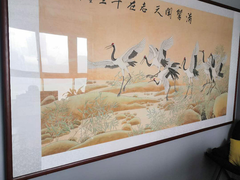 掛畫安裝服務(wù):釘子固定,這是最簡單的一種安裝方法，但是會對墻面造成一定的破壞，使用這種方法之前，一定要考慮好確定的位置，不要輕易改動。 掛鉤固定,用專門掛畫用的掛鉤，不同的規(guī)格分別承受不同的重量，最大可承受20斤。掛鉤上有非常堅硬細小的鋼針，適合堅硬的墻面，不會把墻釘出裂痕，同時方便更換畫，不會影響整體的美觀。 吊放,從頂面上垂下吊線或有裝飾性的繩、鏈等，將畫吊起，同時吊一幅或多幅均可，也可以用釘釘在天花板腳線，然后用魚絲按自己要求的高度把畫掛上去。