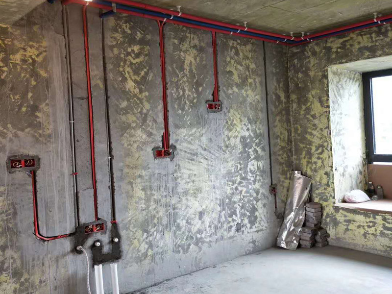 全屋電路布線：首先要根據電路的用途進行電路定位。比如，開關、插座、燈等根據要求進行定位。定位完成后，根據定位和電路走向，開布線槽。線路槽很有講究，要橫平豎直。不過，規范的做法是盡量少開橫槽，會影響墻的承受力。開槽深度應一致，一般為PVC管直徑+10mm，要求槽線筆直。 線管有冷彎管和PVC管兩種，最好用315重型PVC管，冷彎管可以彎曲而不斷裂，是布線的最好選擇，因為它的轉角是有弧度的，線可以隨時更換，而不用開墻。冷彎管要用彎管工具，弧度應該是線管直徑的6倍，先排管，后用鋼絲穿過，便于以后線路升級、維修。