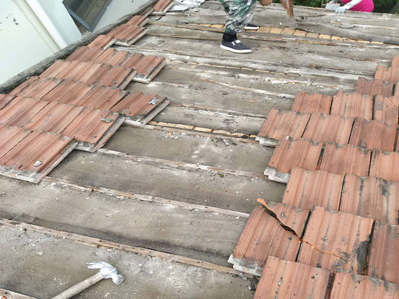 瓦房拆除防水維修：在屋頂擺列的椽子上，一般會(huì)加蓋一層木板，稱(chēng)作望板，用以承托苫背和瓦件，除了木質(zhì)望板之外，還有荊芭，瓦芭，席箔，葦箔，望磚等其他材料，在這一層上面使用泥灰做防水層，這個(gè)操作就是所謂的苫背。防水層先以白灰膏封閉望板的縫隙，再鋪青灰，類(lèi)似于現(xiàn)在的混凝土，然后加上10厘米左右的灰背，以石灰和細(xì)粘土混合拍實(shí)，用以做剛性防水。瓦件的疊加總會(huì)有滲漏，這是第二道防線(xiàn)。當(dāng)然還有使用類(lèi)似現(xiàn)在金屬卷材的鉛錫背，防水性能更佳。