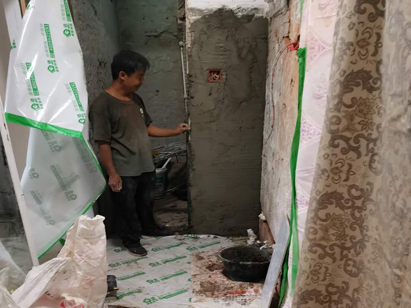 水電管道布線：工人按走向進行墻面或地面開槽，開槽過程中，不允許出現墻面橫向開槽大于30cm的現象，因為橫向開槽將破壞整樓的承重，使得抗震能力降低而且墻面容易開裂。如果是保溫墻的話，開很長的橫槽有可能會導致開槽上部的保溫層整體脫落。墻面開槽一般都應該是豎向垂直開槽。 埋入管線(包括布線和接好管道)和暗盒，電路施工時先安裝管路，然后再穿導線，這樣可以避免將來換線出現導線無法抽動的現象。穿管不能使用軟管，防止出現死角。同時電路接頭不要裸露在外面，應該安裝在線盒內，分線盒之間不允許有接頭。