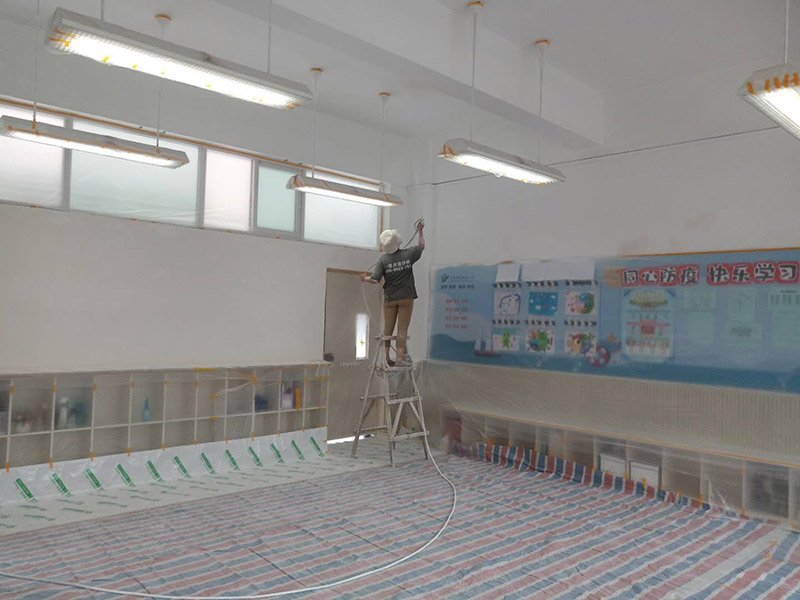 幼兒園翻新裝修:基層處理：將墻面起皮及松動處清除干凈，并用水泥砂漿補抹。有裂縫的地方一般用牛皮紙帶和白乳膠貼住裂縫。一般輕體墻和保溫墻等非承重墻需要貼布，盡量選擇質地好一點的墻布和白乳膠或網格布，網格布相對防裂效果會更好一點。 刷界面劑：界面劑能夠增強對基層的粘結力，避免了抹灰層空鼓、起殼的現象，從而代替人工鑿毛處理，省時省力。在刷界面劑時，一定都要刷到刷勻。 墻面找平：凹凸不平的墻面需要找平，對于墻面不平的地方要用粉刷石膏找平，使得墻面的誤差不超過3毫米。陰陽角如果不直的話，也需要用粉刷石膏，并且用靠尺靠直。 打磨：打磨是漆工步驟中很關鍵的一步，打磨好了，最后上漆的效果才能好。盡量用較細的砂紙，如果砂紙太粗的話會留下很深的砂痕。 刷面漆：不要加過量的水，會影響漆膜厚度、手感和漆膜的硬度。盡量選擇好一點的工具。涂刷主要注意墻角、每滾中間接茬部分和收漆方向。面漆一般刷兩遍即可。