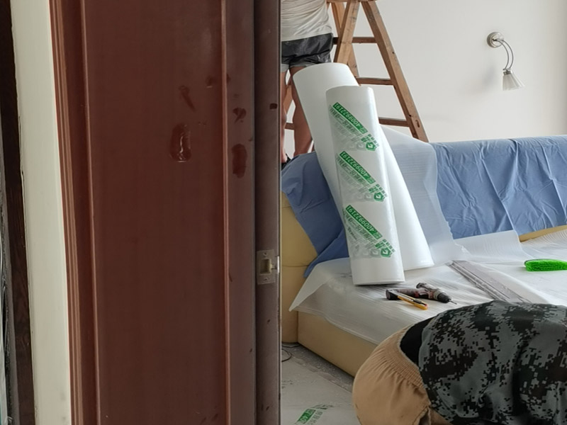 家具保護措施：1、做好入戶門保護 　　各類裝修物料的進場、建筑裝修的清理都必須經過入戶門。在對物品進行搬運時，難免會與入戶門發生磕碰及摩擦。因此，在進行成品保護時，我們首先要做好入戶門的保護。 　　建議，在裝修開工前知道家具家電進場，都應當使用成品保護膜將入戶門進行包裹。 　　2、做好水電改造期間的成品保護 　　水電改造是基礎裝修，水電裝修的質量好壞，直接決定著后期的施工和使用。因此，在進行水電改造時，同樣需要做好成品保護工作。水電改造完成后，應當對各種管線進行規范的固定，以防脫落;對裸露的線頭要進行包裹，以防發生觸電的危險;做好地面裸線管的固定和保護，防止被踩壞。同時，在搬運物料時，也不要破壞地面鋪設的管線。 　　3、做好瓷磚、地板的鋪貼保護 　　進行裝修施工時，磁環邊鋪邊勾縫，在崗鋪設的瓷磚、地板上堆放雜物、走動踩踏，地板沒有使用成品保護膜覆蓋等都會影響瓷磚及地板的鋪貼效果，使瓷磚出現施工質量問題。