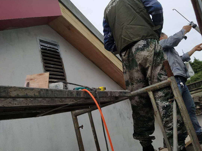 屋頂瓦房防水維修：其實首要的條是要找漏，主要是從屋頂的高出往低處找漏（因為水往底處流）首先是看屋頂有沒有裂紋，原有的防水層有沒有老化掉，屋頂原有的SBS防水卷材有沒有氣泡，有氣泡的話就證已經進入防水層的底部了，這樣就漏水了，還有屋頂上的天溝有沒有堵塞。  房屋漏水修補辦法,大都采用清理屋面、裂縫填平、裂縫密封、砂漿找平等維修方法。