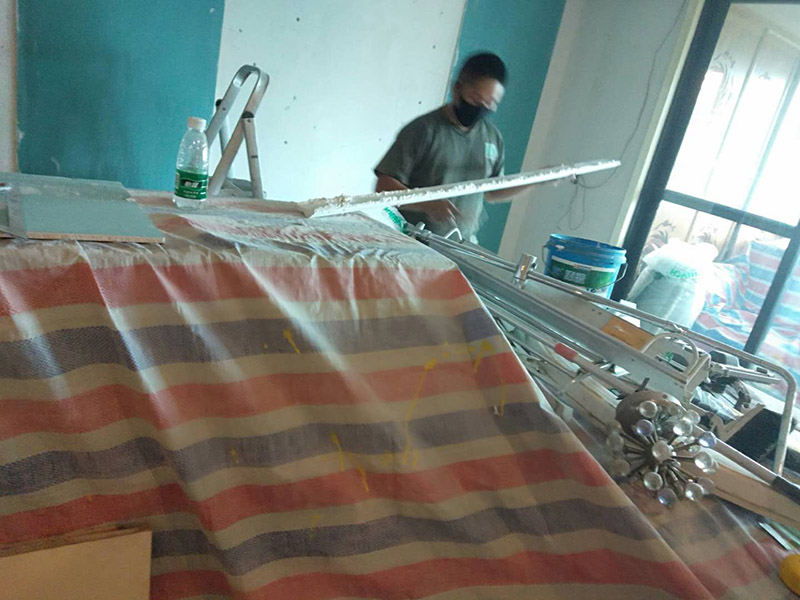 墻面貼石膏線：首先要打好墨斗直線，將石膏線條與墻、頂面粘貼處已作過乳膠漆的要鏟除去并刷界面增敲擊固底，量好尺度將挑好的石膏線（皎白細膩，光亮度高，背部平坦）依據適宜尺度做切開，用801膠和白石膏粉諧和，然后均勻的打在石膏線反面，然后依據視點貼，對花一定要聯接妥當，接口的當地一定要平坦，有縫隙的當地用白石膏粉抹平，清水做處理。 用膠水和白石膏粉調和,然后均勻的打在石膏線背面,然后根據角度貼就行了,重要的是對花,接口的地方一定要平整!