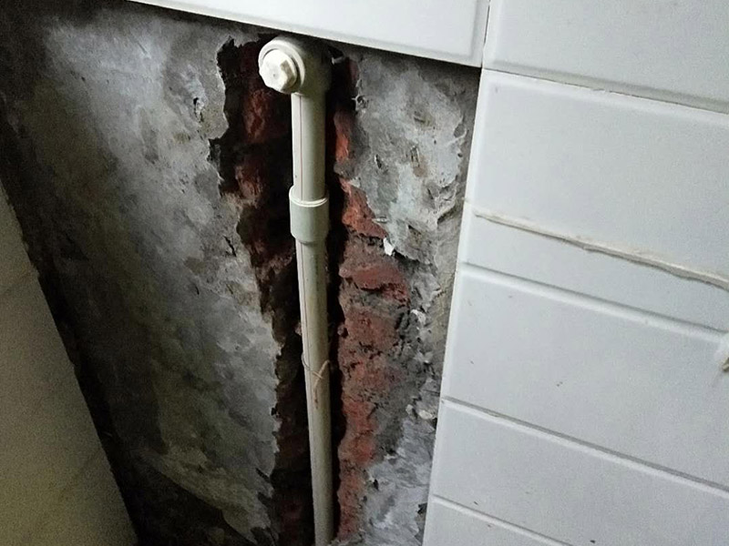 水管漏水維修：水管漏水修補要先找到漏水點，然后針對性修補，水管裂縫小可以直接將在漏水處涂抹上玻璃膠，但是要先關閉水閘、保持滲漏處干燥才能施工，玻璃膠干了之后才可以打開水閘，若是破損大，可將其切掉，用一節新水管和兩個接頭來修補，并在接頭處涂抹膠水密封。