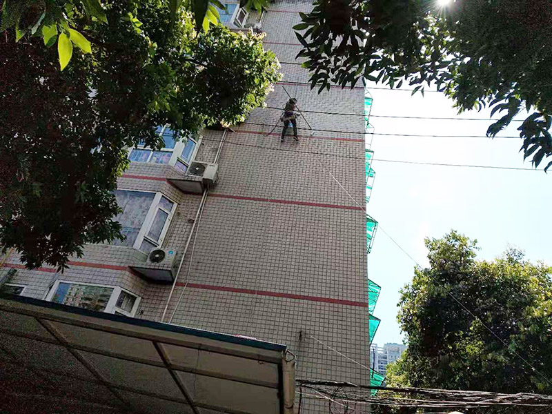 高空外墻防水施工:將局部開裂、起鼓的外墻涂料層鑿開至墻面基層,將窗框與墻體的結(jié)合處開裂的涂層揭開,并將所有鑿開和脫落的墻面用軟質(zhì)刷子清掃干凈,保證其中不存在任何塵土、水泥渣等松散顆粒及松動(dòng)的涂料塊.用JS防水涂料對(duì)墻面進(jìn)行整體涂刷,要求涂刷多遍達(dá)到一定的厚度,以能發(fā)揮防水材料的最佳性能為準(zhǔn).使墻面顏色均勻,平整美觀.