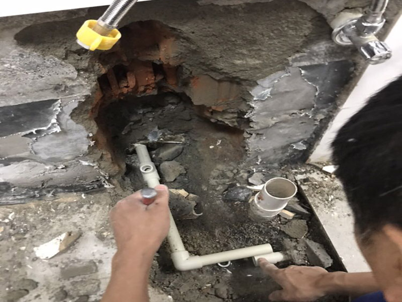 管道檢測更換維修：這個要取決于你的衛生間是否帶有沉箱。如果帶有沉箱，所有的排水口的管都是鋪設在沉箱下面，在通過沉箱的排水管通道排水總管去的，那樣我們只需要在沉箱里面的管道進行改動即可； 如果是不帶沉箱，一種辦法就是不夠過排水管的位置進行局部抬高，一種就是通過穿樓板將排水管放置在樓板下面進行改動鋪設，但是這個是要自建房或者別墅才能進行，如果是商品房做不了，必須得抬高，一般商品房都是沉箱了的。