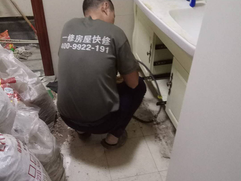 水管打壓維修：水管打壓顯示不漏但是墻面有漏水，水管接頭處如果有滲水，哪怕是一點點地滴，水壓試驗也很容易試出來，如果水壓試驗沒問題，可以排除水管滲水。看看沿墻角地面有沒有濕痕，如果有，看看是在哪邊多點（廚房邊還是餐廳邊），如果是在廚房邊，不排除廚房地面貼面磚時，砂漿中吸貯了水，這種情況，如果廚房沒有新的滲水源，過段時間就沒事了。萬一有漏水滲漏將會給你家和樓下的造成巨大損失，給水管安裝完畢一定要做打壓試驗，試驗壓力不能小于6公斤，這樣那些容易漏水的地方或者施工有瑕疵的地方就會暴露出來。 最后再來介紹水管打壓沒關(guān)水閥，打到了2.0會不會傷水管，沒關(guān)總水閥、應(yīng)該是正常供水的，自來水管道內(nèi)的壓力值應(yīng)為2－2.5公斤，屬于正常壓力值，有很多人就是把試壓器拿到地方一試沒有5分鐘就卸下來說好了，那才真是騙人的。