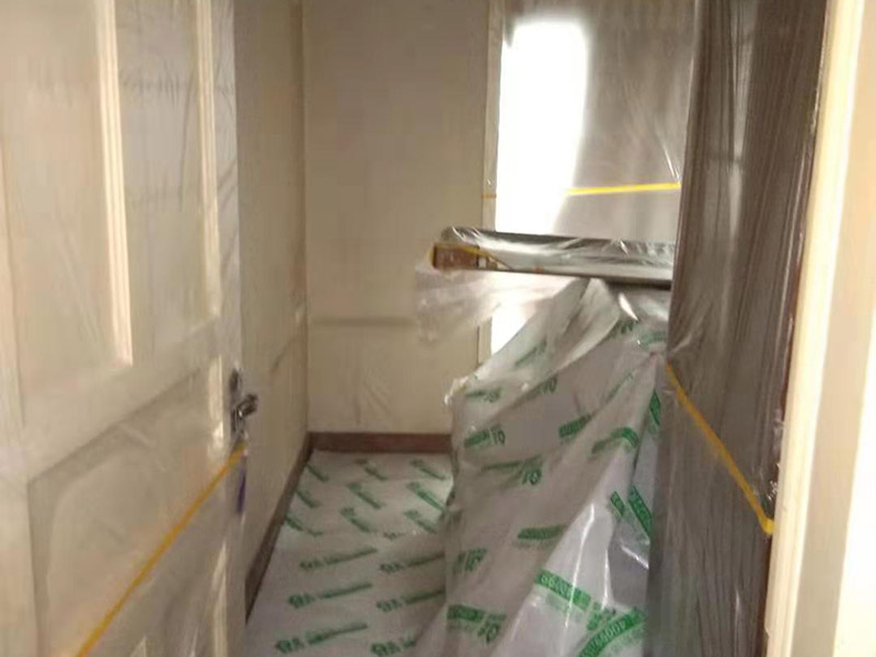 全屋家具成品保護：滿鋪成品瓦楞紙板，再用干凈彩條布滿鋪在普通石膏板上，在彩條布交接處及轉角處用膠帶固定，也可選用木芯板或三夾板。材料選用視上人、車情況而定。 所有成品飾面板在安裝好后必須用PE保護膜覆蓋包起來，所有成品飾面板的陽角位必須用硬質紙護角或泡沫棉進行保護性包裝，防止交被其他施工人員碰撞。 1、入戶門扇用公司統一的門貼進行全面包裹保護，用透明膠帶將保護膜粘貼牢固平整。 2、用標準保護膜將門框三面保護完整并固定牢固。 3、工程完工后拆除保護膜時如果有粘貼時的膠痕，應用酒精或專用的清污劑清除膠痕。