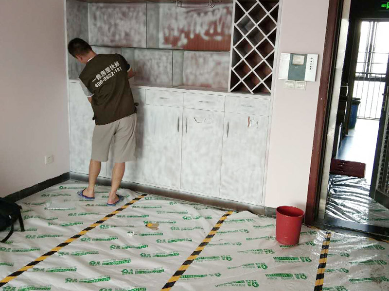 家具翻新地板保護：家具是比較容易折舊的，特別是一些上了油漆的家具，在用了很長的時間以后就會出現(xiàn)退色或者是漆面掉皮的現(xiàn)象，家具的體積一般都比較大，而且家具的價格也很高，導致了舊家具的更換有很多的困難。 1.混油飾面工藝做法：先用粗砂紙打磨掉舊油漆，然后披刮原子灰，干透后用細砂紙打磨平整，刷底漆一遍，打磨，再刷面漆若干遍，再打磨，最后噴面漆一遍。 2.清油飾面工藝做法：先用粗砂紙打磨掉舊油漆，然后披刮原子灰，干透后用細砂紙打磨平整，色漆做搓色處理，打磨，刷底漆一遍，打磨，再刷面漆若干!
