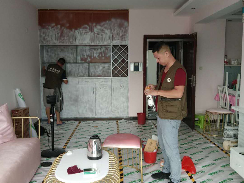 家具翻新地板保護：家具是比較容易折舊的，特別是一些上了油漆的家具，在用了很長的時間以后就會出現(xiàn)退色或者是漆面掉皮的現(xiàn)象，家具的體積一般都比較大，而且家具的價格也很高，導致了舊家具的更換有很多的困難。 1.混油飾面工藝做法：先用粗砂紙打磨掉舊油漆，然后披刮原子灰，干透后用細砂紙打磨平整，刷底漆一遍，打磨，再刷面漆若干遍，再打磨，最后噴面漆一遍。 2.清油飾面工藝做法：先用粗砂紙打磨掉舊油漆，然后披刮原子灰，干透后用細砂紙打磨平整，色漆做搓色處理，打磨，刷底漆一遍，打磨，再刷面漆若干!
