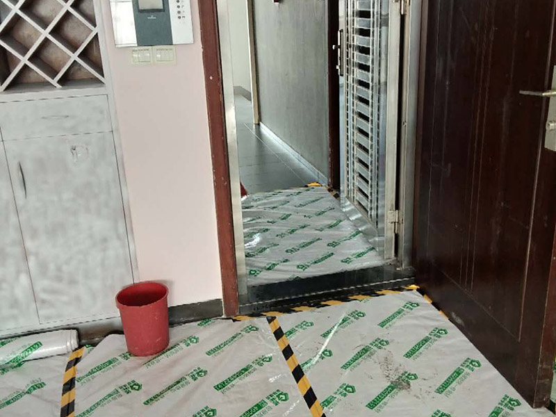 家具翻新地板保護：家具是比較容易折舊的，特別是一些上了油漆的家具，在用了很長的時間以后就會出現(xiàn)退色或者是漆面掉皮的現(xiàn)象，家具的體積一般都比較大，而且家具的價格也很高，導致了舊家具的更換有很多的困難。 1.混油飾面工藝做法：先用粗砂紙打磨掉舊油漆，然后披刮原子灰，干透后用細砂紙打磨平整，刷底漆一遍，打磨，再刷面漆若干遍，再打磨，最后噴面漆一遍。 2.清油飾面工藝做法：先用粗砂紙打磨掉舊油漆，然后披刮原子灰，干透后用細砂紙打磨平整，色漆做搓色處理，打磨，刷底漆一遍，打磨，再刷面漆若干!
