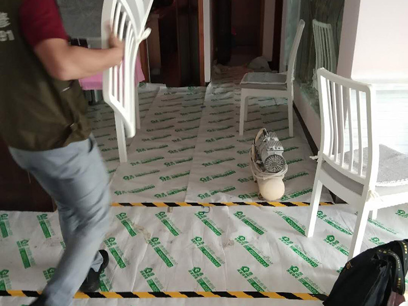 家具翻新地板保護：家具是比較容易折舊的，特別是一些上了油漆的家具，在用了很長的時間以后就會出現(xiàn)退色或者是漆面掉皮的現(xiàn)象，家具的體積一般都比較大，而且家具的價格也很高，導致了舊家具的更換有很多的困難。 1.混油飾面工藝做法：先用粗砂紙打磨掉舊油漆，然后披刮原子灰，干透后用細砂紙打磨平整，刷底漆一遍，打磨，再刷面漆若干遍，再打磨，最后噴面漆一遍。 2.清油飾面工藝做法：先用粗砂紙打磨掉舊油漆，然后披刮原子灰，干透后用細砂紙打磨平整，色漆做搓色處理，打磨，刷底漆一遍，打磨，再刷面漆若干!