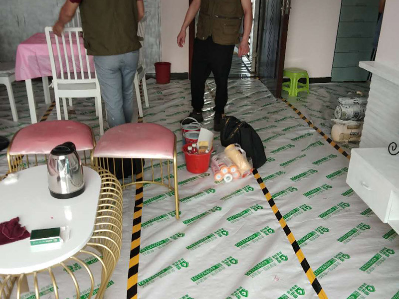家具翻新地板保護：家具是比較容易折舊的，特別是一些上了油漆的家具，在用了很長的時間以后就會出現(xiàn)退色或者是漆面掉皮的現(xiàn)象，家具的體積一般都比較大，而且家具的價格也很高，導致了舊家具的更換有很多的困難。 1.混油飾面工藝做法：先用粗砂紙打磨掉舊油漆，然后披刮原子灰，干透后用細砂紙打磨平整，刷底漆一遍，打磨，再刷面漆若干遍，再打磨，最后噴面漆一遍。 2.清油飾面工藝做法：先用粗砂紙打磨掉舊油漆，然后披刮原子灰，干透后用細砂紙打磨平整，色漆做搓色處理，打磨，刷底漆一遍，打磨，再刷面漆若干!