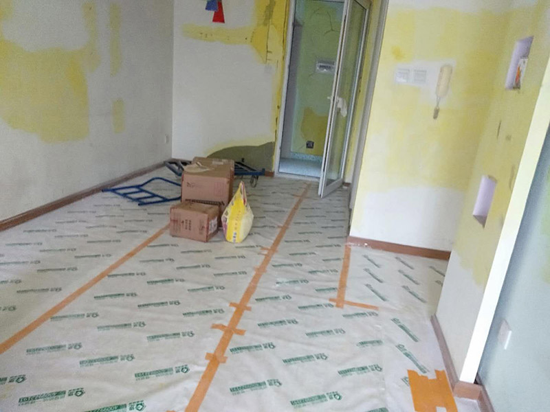 客廳墻面裝修翻新:在進行客廳老墻面的翻新處理的時候要注意將老墻面的原有裝修和裝飾都一并的清除。如果老墻面是裝修了一兩年的，則可以只使用鋼刷和砂紙打磨墻面，讓墻面變得干凈平整之后開始新的乳膠漆粉刷工作，如果是裝修時間很長磨損很嚴(yán)重的老墻面，則需要用鏟子將墻面的原有裝修都鏟除，之后再刷上膩子開始新的粉刷工作。墻面的底漆作用非常重要，具有防潮、保護墻面、提高墻面粉刷效果的作用。在進行乳膠漆的涂刷之前先要計算好所有墻面需要的乳膠漆量，一次配好，避免二次配方產(chǎn)生色差的問題，從而導(dǎo)致墻面顏色不一致影響效果。在進行涂刷的時候也要從上到下順著一個方向進行涂刷。